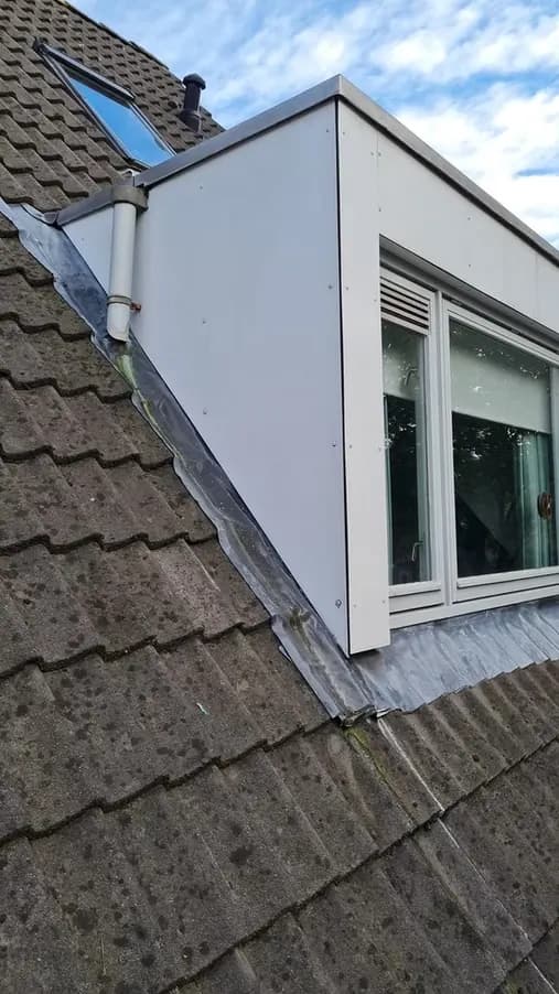 Dezelfde dakkapel met een schone, egaal witte zijwang na reiniging door VLM Schoonmaak